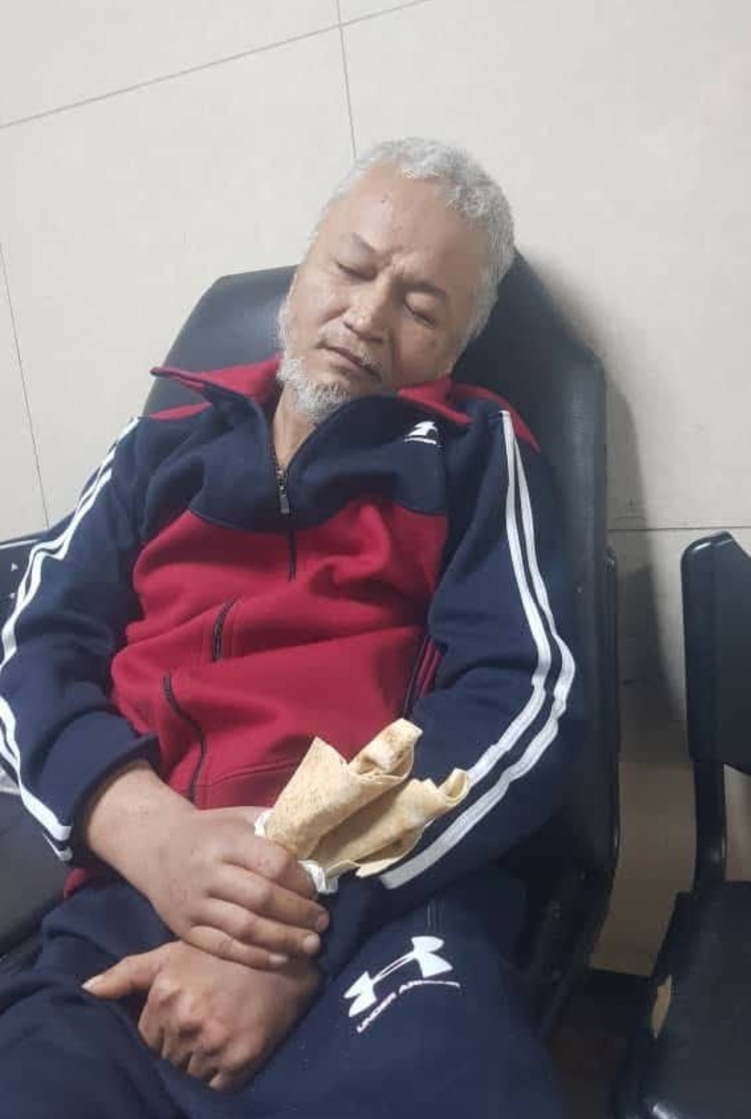 خارج من السجن ولم يعرف أهله