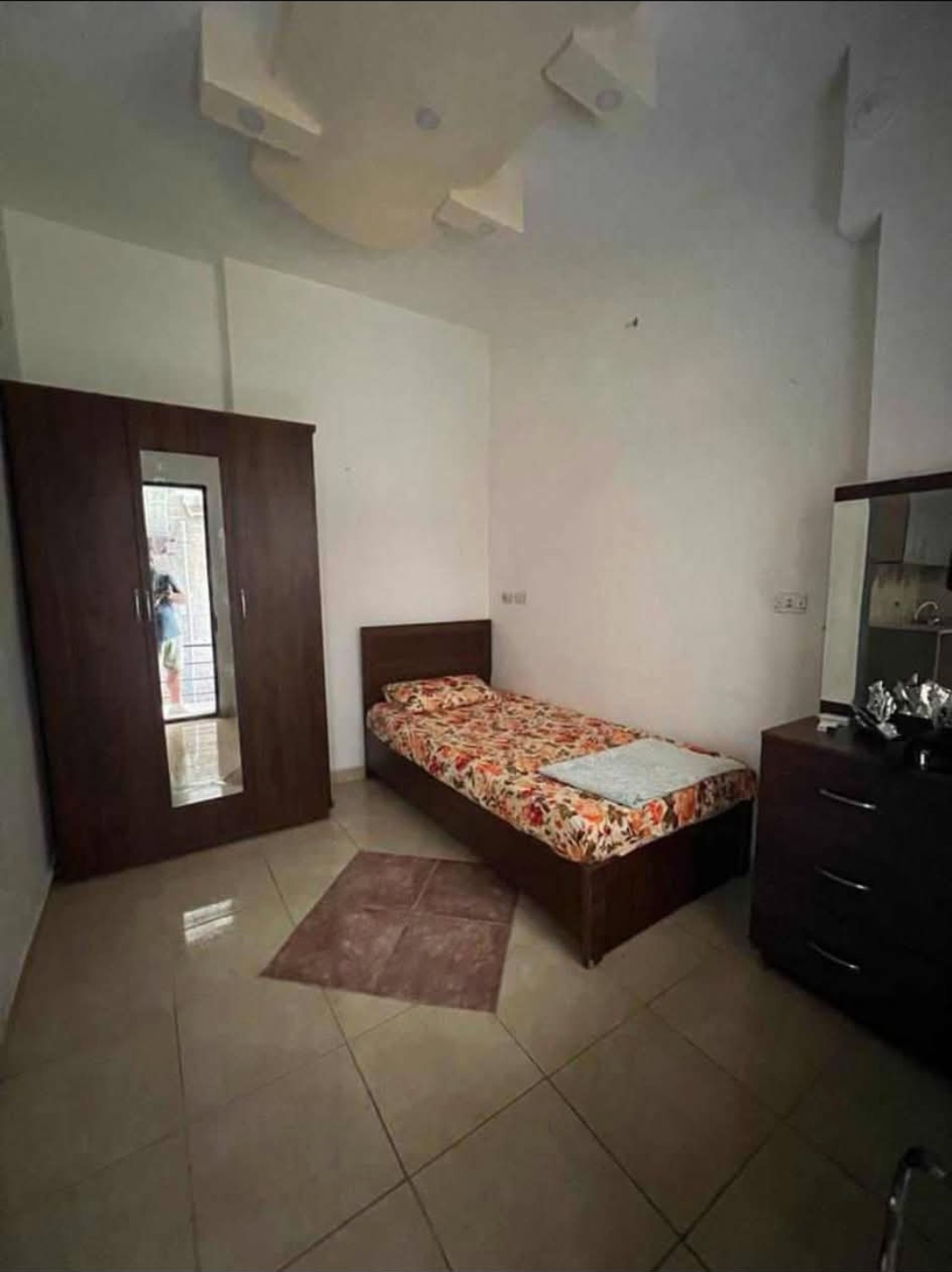 استنى شوي غرفه ومنتفعات للايجار